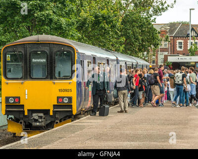 Passeggeri a sbarcare sulla piattaforma movimentata dal Great Western (Barnstaple) treno Arrivati alla stazione di Exmouth. Foto Stock