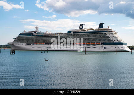 31 luglio 2016 Celebrity Cruises nave Celebrity Eclipse testa fuori di Southampton il suo viaggio per il Mar Baltico Foto Stock