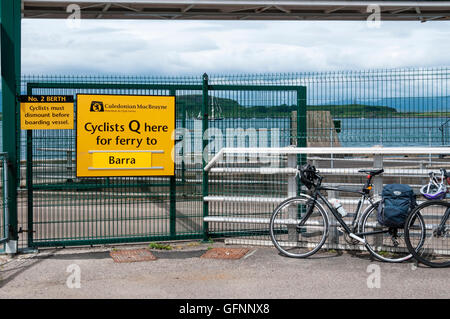 Biciclette a Oban in attesa di salire a bordo del traghetto a barra nelle Ebridi Esterne. Foto Stock