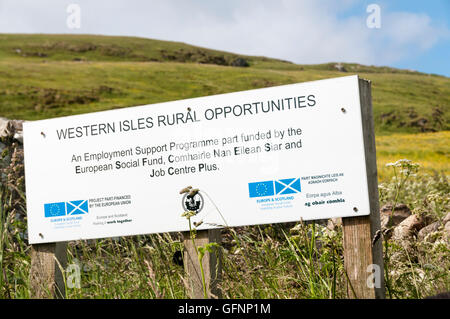 Bandiera europea o del logo UE insegne sul segno per parzialmente finanziati dalla UE Western Isles opportunità rurali sulla barra nelle Ebridi Esterne, Scozia. Foto Stock