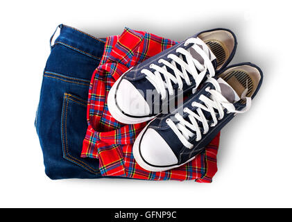 Shirt jeans e scarpe sportive isolati su sfondo bianco Foto Stock