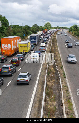 Accodamento di traffico su M5 lasciando il paese occidentale vicino a Taunton. Vista da est. Foto Stock