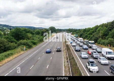 Accodamento di traffico su M5 lasciando il paese occidentale vicino a Taunton. Probabilmente la maggior parte del traffico di vacanza dopo la prima settimana di vacanze scolastiche. Foto Stock