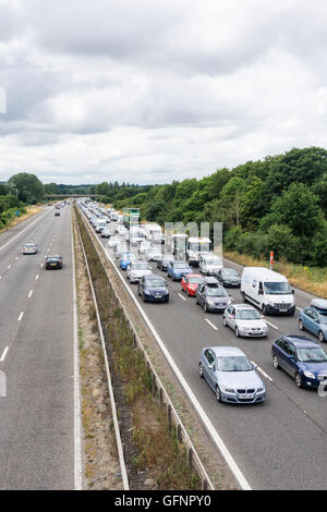 Accodamento di traffico su M5 lasciando il paese occidentale vicino a Taunton. Probabilmente la maggior parte del traffico di vacanza dopo la prima settimana di vacanze scolastiche. Foto Stock