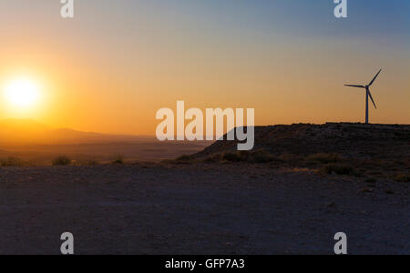 Electric wind turbines farm con la luce del tramonto sul paesaggio arido, Spagna Foto Stock