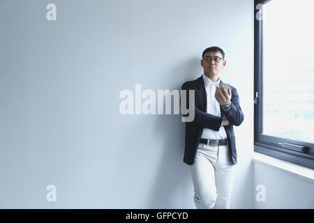 Imprenditore giapponese in un ufficio moderno Foto Stock