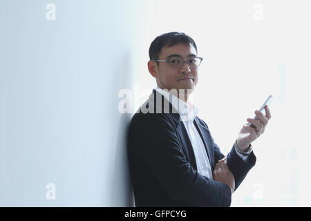 Imprenditore giapponese in un ufficio moderno Foto Stock
