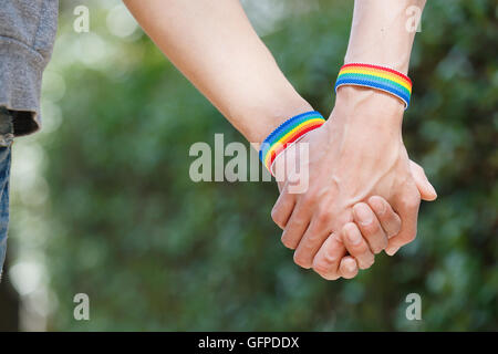 Voce maschile giovane Holding Hands Foto Stock