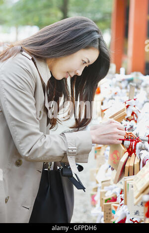 Attraente giovane donna giapponese al tempio Foto Stock