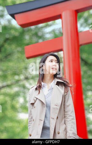 Attraente giovane donna giapponese al tempio Foto Stock