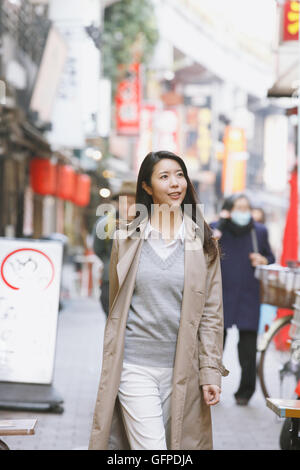Attraente giovane donna giapponese centro di Tokyo Foto Stock