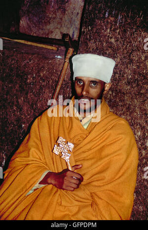 Un monaco presso il monastero del XVI secolo di Kebran Gabriel su di un isola del lago Tana. Bahar Dar, Etiopia. Foto Stock