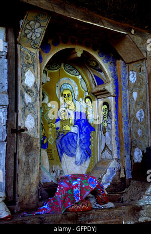 Il "Santo dei santi" nel monastero del XVI secolo di Kebran Gabriel su di un isola del lago Tana. Bahar Dar, Etiopia. Foto Stock