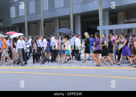 La gente di affari cross road nel centro cittadino di Singapore. Foto Stock