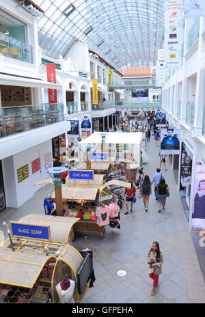 La gente acquista presso il Bugis Junction shopping mall di Singapore. Foto Stock