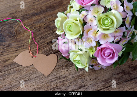 Fiore di argilla per la sposa, lato fiore, collana fare da argilla in rosa, ornamento sulla celebrazione dei matrimoni, arte artigianale per giorno felice Foto Stock