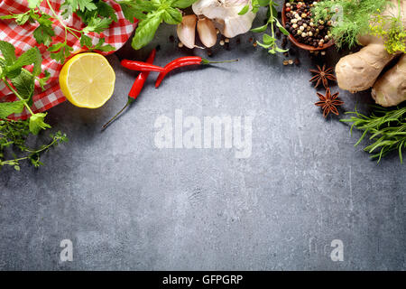 Le erbe fresche su sfondo di pietra Foto Stock