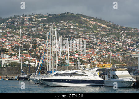 Barche ormeggiate nella Marina e del porto sul lungomare di Funchal, Madeira, Portogallo Foto Stock