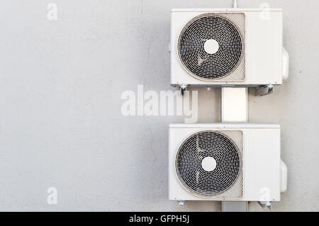 Due compressori per condizionatori d'aria. Installato sulla parete.spazio copia Foto Stock