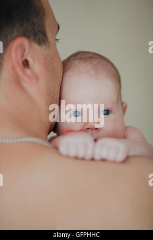 Sweet Baby sui padri mani Foto Stock