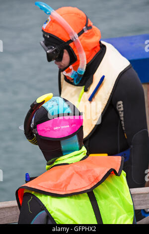 Di seguito subacqueo boa segnaletica con scuba diver nel colorato fluorescente ingranaggio in mare a Swanage in luglio Foto Stock