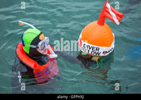 Di seguito subacqueo boa segnaletica con scuba diver nel colorato fluorescente ingranaggio in mare a Swanage in luglio Foto Stock