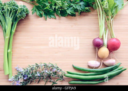 Piano superiore vista laici di fresche verdure organiche sul tagliere di legno con spazio di copia Foto Stock