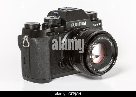 FUJIFILM X-T2, 24 megapixel, 4K video fotocamera mirrorless su sfondo bianco Foto Stock