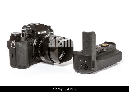 Foto di FUJIFILM X-T2, 24 megapixel, 4K video fotocamera mirrorless con 35mm 1.4 obiettivo Fujinon dalla batteria supplementare impugnatura Foto Stock