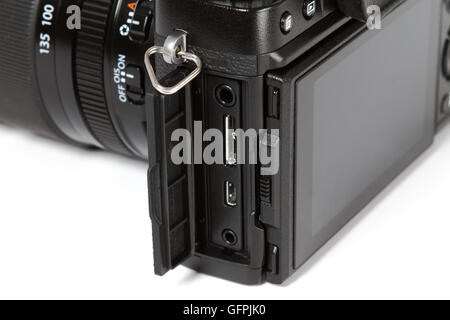 Foto di connettori su FUJIFILM X-T2, 24 megapixel, 4K video fotocamera mirrorless su sfondo bianco Foto Stock