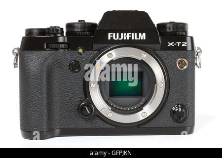 FUJIFILM X-T2, 24 megapixel, 4K video fotocamera mirrorless bili con sensore APS-C su sfondo bianco Foto Stock