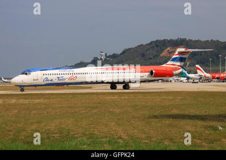 Phuket/Thailandia Febbraio 9, 2015:HS-OMD MD-82 da Orient Thai airline atterraggio all'Aeroporto di Phuket. Foto Stock