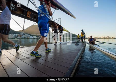 RIO DE JANEIRO - MARZO 22, 2016: dopo il training, Brasiliano rematori di portare la loro barca a Lagoa Rodrigo de Freitas. Foto Stock