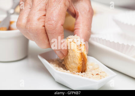 Aggiunta di dadi a cookie's edge Foto Stock