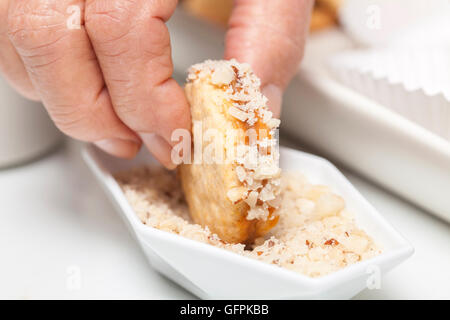 Aggiunta di dadi a cookie's edge Foto Stock