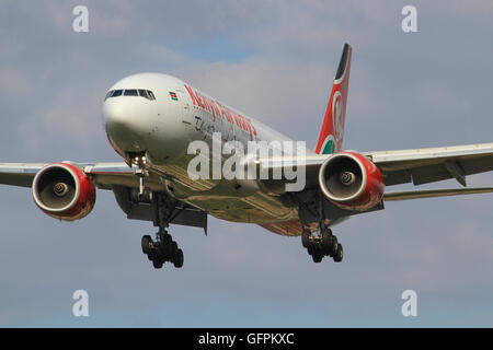 Heathrow/Inghilterra Agosto 10, 2012: Boeing 777 dal Kenya e aria in atterraggio a Heathrow/aeroporto. Foto Stock