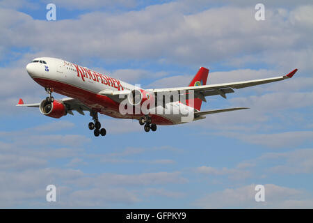 Heathrow/Inghilterra Agosto 10, 2012: Airbus A330 di kingfisher in atterraggio a Heathrow/aeroporto. Foto Stock