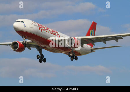 Heathrow/Inghilterra Agosto 10, 2012: Airbus A330 di kingfisher in atterraggio a Heathrow/aeroporto. Foto Stock