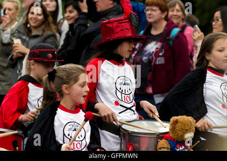 Bambini drumming con il polso del luogo band che prendono parte alla sfilata di carnevale, parte dell'Edinburgh Festival di Jazz. Foto Stock