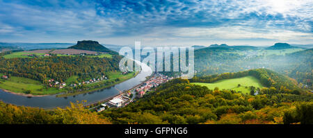 Vista dal punto di vista di Bastei nella Svizzera sassone in Germania per la città e il fiume Elba in autunno. Foto Stock