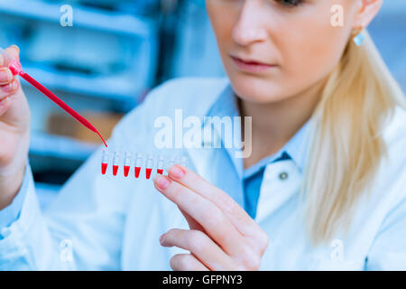 Donna scienziato in laboratorio di genetica Foto Stock