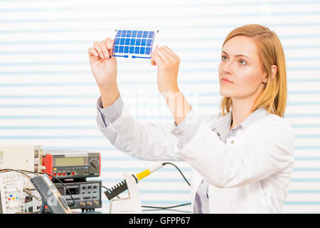 Il tecnico è il testing celle solari a film Foto Stock