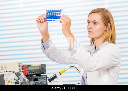 Il tecnico è il testing celle solari a film Foto Stock