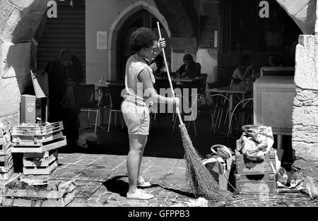 Donna mercato titolare di stallo di spazzamento stradale pulizia eliminazione rifiuti rifiuti a Annecy in Francia Foto Stock