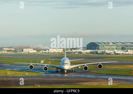 Qatar Airways Airbus A380 in rullaggio a aeroporto. Prese a Londra aeroporto Hethrow Foto Stock