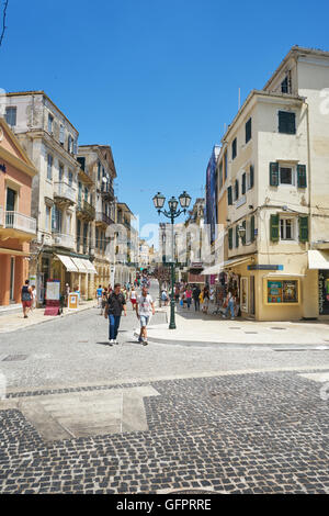 Corfù, Grecia - 11 giugno 2016. La gente che camminava per le strade di isola Foto Stock