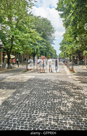 Corfù, Grecia - 11 giugno 2016. La gente che camminava per le strade di isola Foto Stock