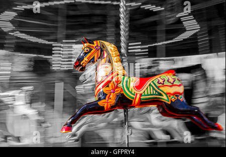 Una giostra cavallo in color isolata contro un nero e sfondo bianco Foto Stock