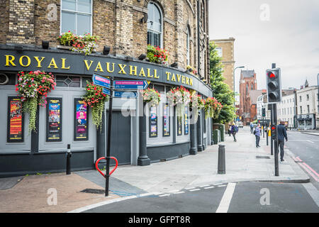 L'esterno dell'iconico pub gay The Royal Vauxhall Tavern a Lambeth, Londra, SE1, Inghilterra, Regno Unito Foto Stock