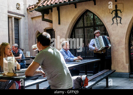 People in Prague U Fleku Restaurant, un famoso pub e birreria, Praga, musicista di Praga nella Repubblica Ceca Foto Stock